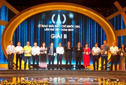 Đại diện các nhóm tác giả đoạt giải B tại Lễ trao Giải Báo chí Quốc gia lần thứ XIII 