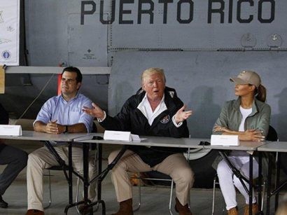 Vợ chồng Tổng thống Donald Trump (phải) đến thăm Puerto Rico năm 2017, sau khi nơi này gặp thảm họa. Ảnh: AP