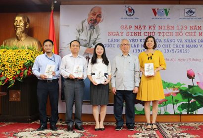 Nhà báo Phan Quang tặng sách cho đại diện các đơn vị. 