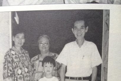 Nhà báo Nguyễn Thị Ngọc Hải (trái) cùng Phạm Xuân Ẩn và vợ con của ông 