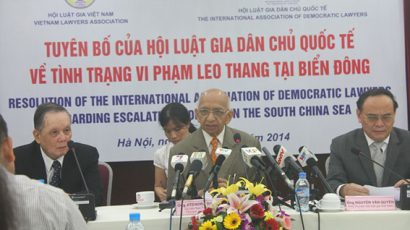 Ông Jitendra Sharma, Chủ tịch danh dự Hội Luật gia Dân chủ Quốc tế (IADL) và các Đ/c lãnh đạo Hội Luật gia VN trong buổi họp báo (ngày 11/6/2014 ) phản đối hành vi vi phạm luật pháp quốc tế của Trung Quốc tại Biển Đông