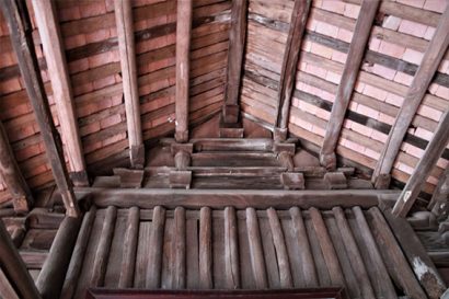 Đặc điểm là ngôi nhà không đục chạm trang trí hoa văn 