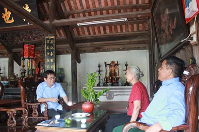 Tác giả (bên trái) trò chuyện với bà chủ nhà Nguyễn Thị Vinh và ông trưởng họ Nguyễn Viết Thắng. 