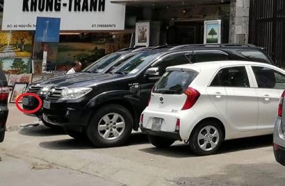 Ô tô công an đỗ trước văn phòng của luật sư Trần Vũ Hải sáng 2-7 
