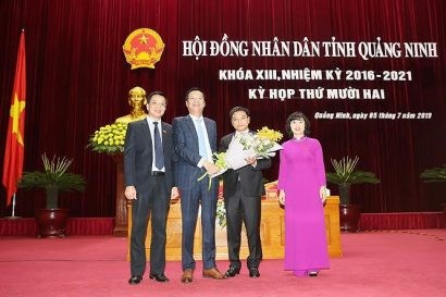  Ông Nguyễn Văn Thắng, tân Chủ tịch UBND tỉnh Quảng Ninh nhận hoa chúc mừng