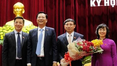  Ông Nguyễn Xuân Ký, tân Chủ tịch HĐND tỉnh Quảng Ninh (thứ 2 từ phải sang), nhận hoa chúc mừng