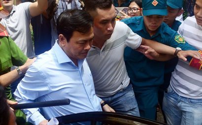 Vẫn truy tố ông Nguyễn Hữu Linh dù các kết luận giám định vẫn không xác định ông Linh có dùng tay trái sờ bóp hay chạm vào phần trước cơ thể của bị hại hay không. 