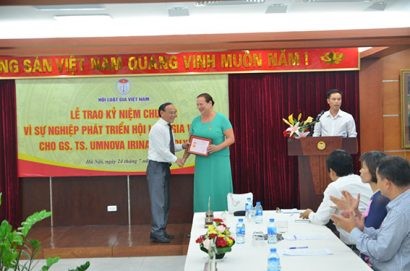 TS. Nguyễn Văn Quyền - Chủ tịch Hội luật gia Việt Nam trao kỷ niệm trương cho bà Umnova Irina Anatoolyevna 
