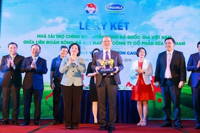 Bà Mai Kiều Liên - Thành viên HĐQT , Tổng Giám đốc Vinamilk tặng quà lưu niệm cho ông Park Hang-Seo - Huấn luyện viên trưởng Đội tuyển Nam quốc gia & U23 quốc gia Việt Nam.