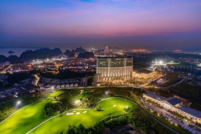 Quần thể FLC Hạ Long có vị trí độc đáo trên đồi Văn Nghệ, tầm nhìn ôm trọn vịnh Hạ Long