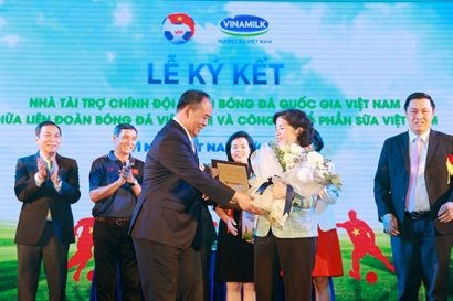 Ông Lê Khánh Hải – Thứ trưởng Bộ Văn hóa, Thể thao và Du lịch, Chủ tịch Liên đoàn Bóng đá Việt Nam trao chứng nhận tài trợ cho Bà Mai Kiều Liên - Thành viên HĐQT, Tổng Giám đốc Vinamilk