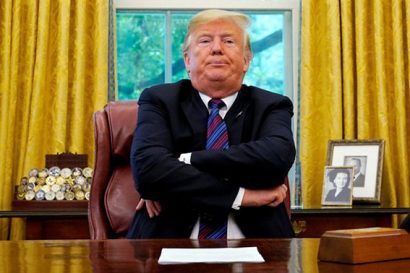  Ông Trump ngồi trong phòng làm việc của ông tại Washington - Ảnh: REUTERS