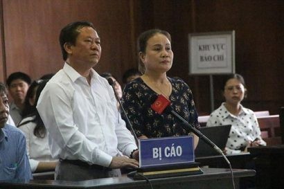 Vợ chồng bị cáo Trương Huy Liệu tại tòa. Ảnh: TA