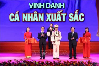 Trung tá Phạm Đức Dũng nhận Biểu tượng tôn vinh tại Chương trình Vinh quang Việt Nam – Thi đua làm theo lời Bác (năm 2019) 