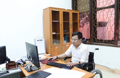 Anh Vũ Thanh Hồng công nhân Xí nghiệp dịch vụ Điện lực Nghệ An thuộc Công ty Dịch vụ Điện lực miền Bắc tấm gương vượt lên số phận 