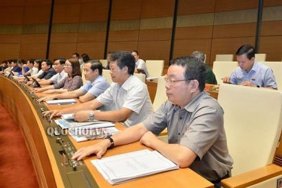 Các đại biểu Quốc hội bấm nút biểu quyết thông qua luật (Ảnh: Quốc hội) 