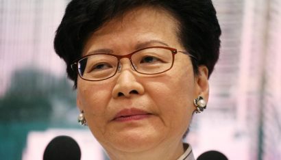 Trưởng đặc khu hành chính Hồng Kông Carrie Lam phát biểu tại cuộc họp báo ngày 15/6 (Ảnh: Reuters).