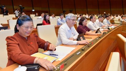 Đại biểu Quốc hội bấm nút thông qua dự án luật tại Quốc hội 