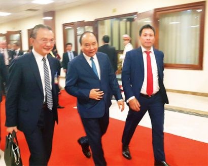 Ông Luận (ngoài cùng bên phải) tháp tùng Thủ tướng Nguyễn Xuân Phúc và Đại sứ Đặc mệnh toàn quyền Việt Nam tại Australia Ngô Hướng Nam tham dự cuộc gặp mặt 