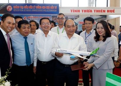 Thủ tướng Chính phủ thăm gian hàng của hãng hàng không Bamboo Airways tại Hội nghị (Ảnh:TTX) 