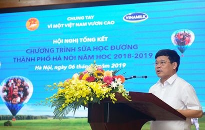 Ông Ngô Văn Quý, Phó Chủ tịch UBND Thành phố Hà Nội tuyên dương các đơn vị có thành tích xuất sắc trong việc triển khai và thực hiện Sữa học đường năm học 2018-2019