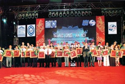  Trần Khắc Hùng từng là 1 trong 65 doanh nhân tiêu biểu thay mặt cho trên 4.000 doanh nhân trong cả nước được trao tặng biểu tượng "“Rồng thiêng Doanh nhân hiền tài”.