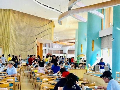 Đã sang Thu nhưng FLC Quy Nhơn vẫn tiếp đón lượng khách đông đảo, nhà hàng chính của quần thể gần như không còn chỗ trống