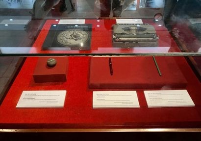  Một số hiện vật quen thuộc như máy đánh chữ, bút, chặn giấy của Hồ Chủ tịch Ảnh: NGUYÊN KHÁNH