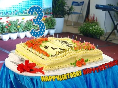 Bánh sinh nhật xuất hiện trong sự bất ngờ của du khách