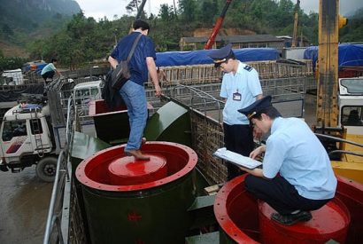 Kiểm tra hàng hóa nhập khẩu qua cửa khẩu Hữu Nghị (Lạng Sơn). Ảnh: BCĐ 389 Quốc gia.