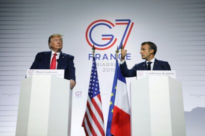 Tổng thống Pháp Emmanuel Macron (phải) và Tổng thống Mỹ Donald Trump tổ chức một cuộc họp báo chung ở Biarritz, Tây Nam nước Pháp vào ngày 26/8/2019 (ngày thứ ba của Hội nghị thượng đỉnh G7 hàng năm)