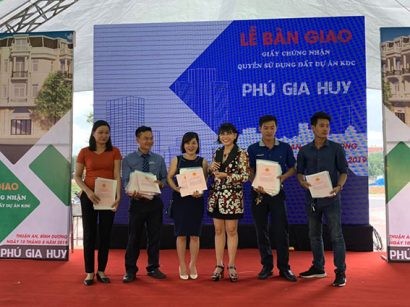 Bà Phạm Thị Hường – Chủ tịch HĐQT Công ty Phú Hồng Thịnh trao sổ cho khách hàng