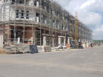 110 căn biệt thự xây "lụi" bị đình chỉ thi công. Ảnh: Thanh Niên