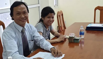  Chị Trân và luật sư của chị tại buổi nhận tiền bồi thường ở VKSND huyện Bình Chánh.