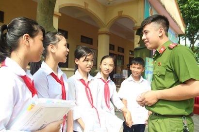Cán bộ, chiến sĩ trao quà, trò chuyện cùng các em học sinh trên địa bàn 