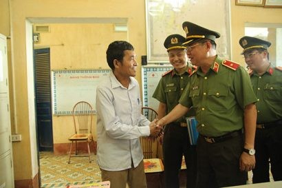Thiếu tướng Đào Thanh Hải, Phó bí thư Đảng ủy, Phó Giám đốc CATP kiểm tra công tác tình nguyện phục vụ nhân dân ở UBND xã Minh Trí, huyện Sóc Sơn 