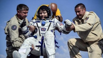 Phi hành gia Anne McClain được đưa khỏi khoang vũ trụ (Ảnh: Reuters)