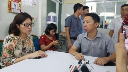  Anh Lê Văn Sơn bố cháu L đang trao đổi với bà Trần Thị Hồng Hạnh, Chủ tịch trường Gateway (Ảnh: Hà Cường).
