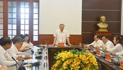 Đồng chí Nguyễn Hòa Bình, Chánh án TANDTC chủ trì cuộc họp 