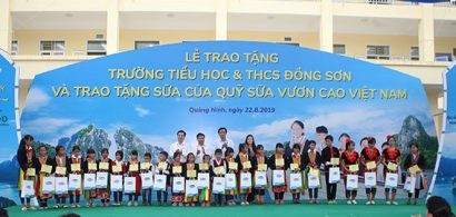 Ông Nguyễn Hạnh Phúc – Ủy viên Chấp hành Trung ương Đảng, Chủ nhiệm Văn phòng Quốc Hội cùng các đại biểu trao học bổng và sữa cho các em học sinh có thành tích xuất sắc.