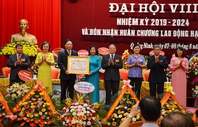Thừa ủy quyền của Chủ tịch nước, đồng chí Vũ Thị Thu Thủy, Phó Chủ tịch UBND tỉnh, trao tặng Huân chương Lao động hạng Nhất cho Hội Luật gia tỉnh