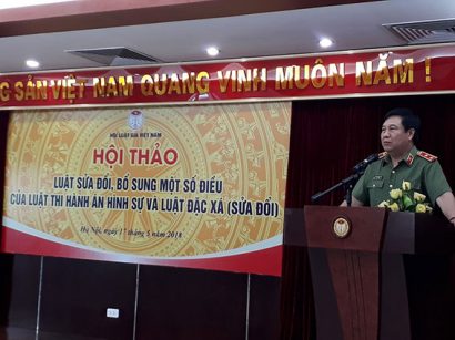 Trung tướng, GS.TS Nguyễn Ngọc Anh tham dự một hội thảo góp ý xây dựng pháp luật do HLGVN tổ chức. 