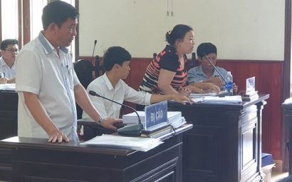  Bị cáo Nguyễn Văn Chánh (người đứng bên trái) tại phiên tòa do TAND tỉnh Bình Định xét xử (ngày 19/7) có mức đề nghị bồi thường Nhà nước cao kỷ lục