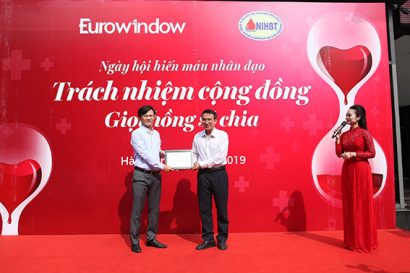 Ông Vũ Trọng Trung - Phó Tổng giám đốc Eurowindow, đại diện công ty nhận bằng khen của Viện Huyết học và Truyền máu TW 