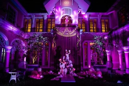 Những hình ảnh xa hoa về lễ cưới triệu đô của cặp đôi tỷ phú Ấn Độ Kaabia Grewal và Rushang Sha tại JW Marriott Phu Quoc Emerald Bay đã khiến giới truyền thông tốn nhiều giấy mực.