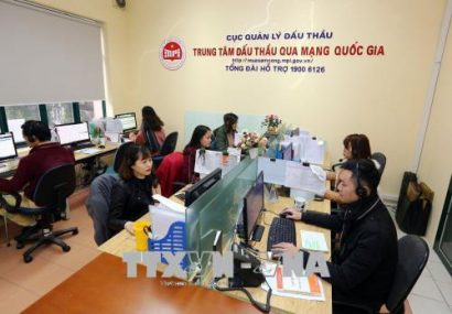 Hoạt động tại Trung tâm Đấu thầu qua mạng quốc gia (Bộ Kế hoạch và Đầu tư). Ảnh: Danh Lam/TTXVN 