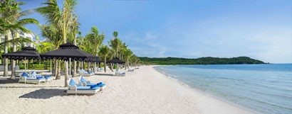 Bãi biển tuyệt đẹp là một trong những nơi yêu thích của du khách khi đến JW Marriott Phu Quoc Emerald Bay. 