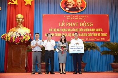 Bà Hương Trần Kiều Dung, Phó Chủ tịch HĐQT, TGĐ Tập đoàn FLC trao tặng 500 căn nhà hỗ trợ tỉnh Hà Giang tại Lễ phát động 