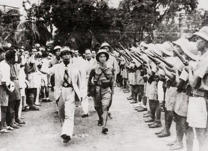  Tư lệnh Việt Nam Giải phóng quân Võ Nguyên Giáp duyệt binh lần đầu ở Hà Nội sau khi giành được chính quyền. (Hình chụp ngày 26/8/1945).