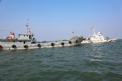  Cảnh sát biển tạm giữ một tàu vận chuyển 200.000 lít dầu DO trái phép. Ảnh: Doanh nghiệp Việt Nam